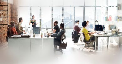 des personnes dans des bureaux d'entreprise