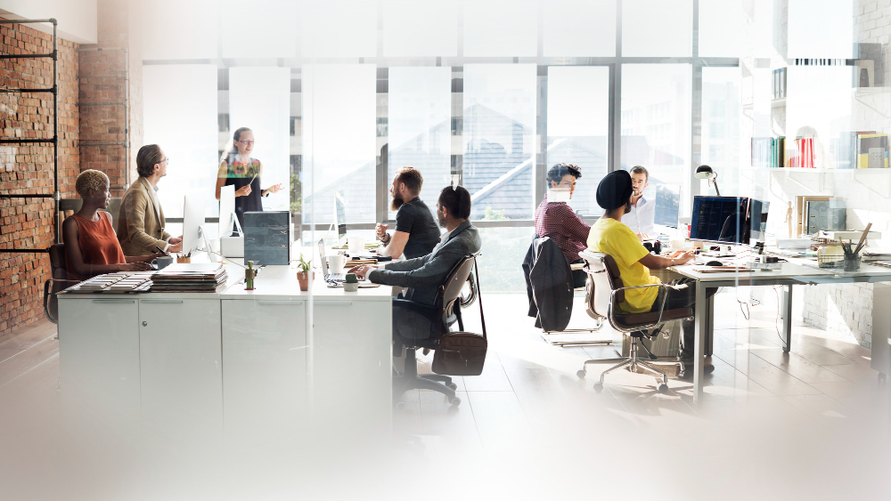 des personnes dans des bureaux d'entreprise