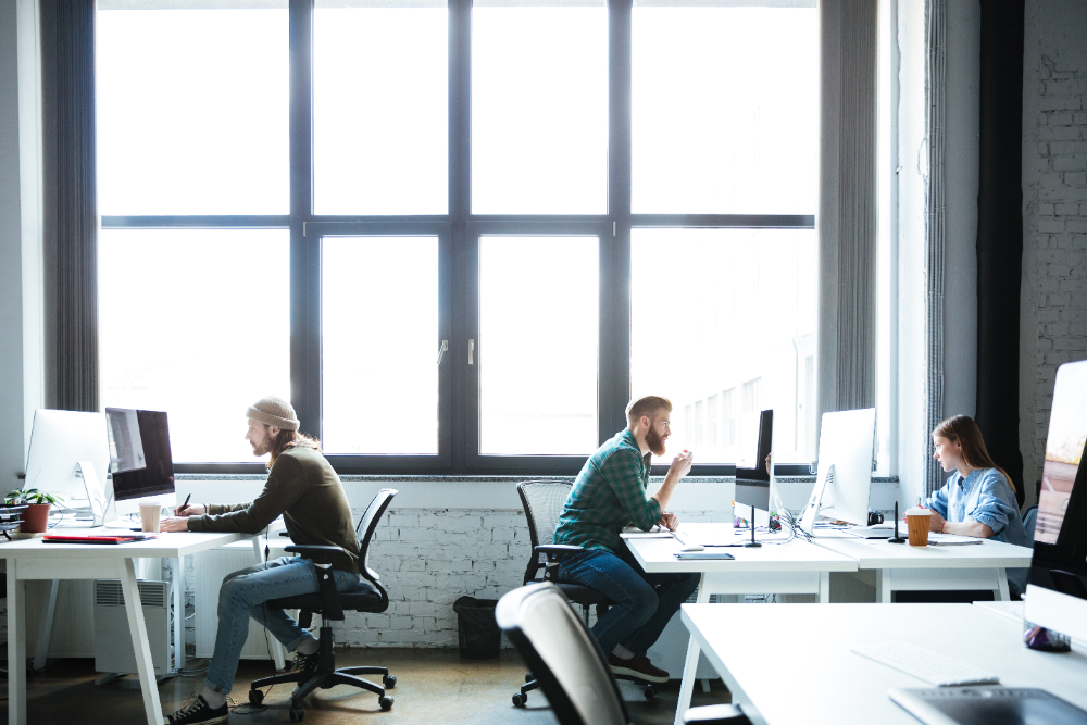 des personnes travaillant dans des bureaux