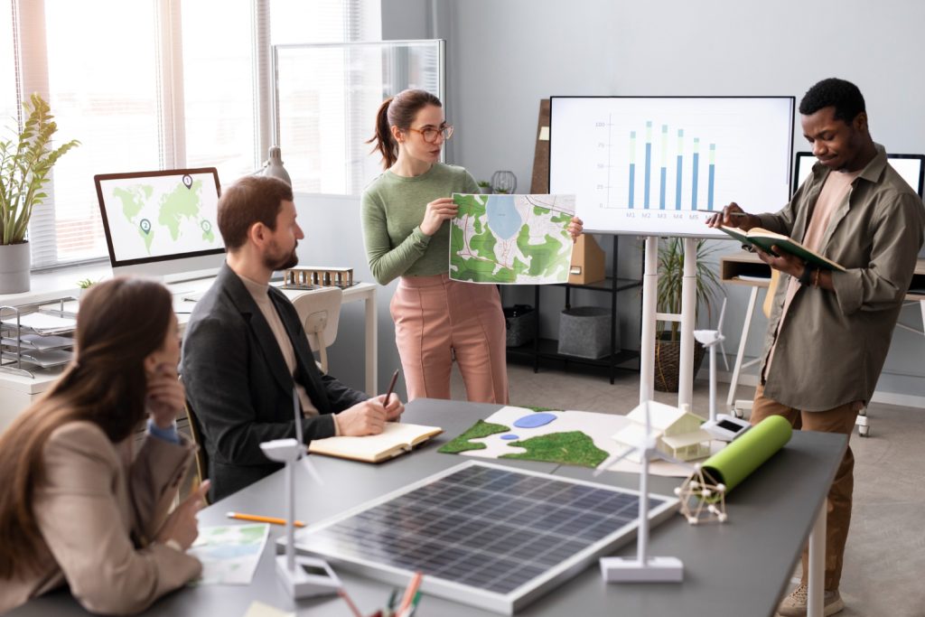 Quatre personnes qui travaillent ensemble sur des sujets RSE