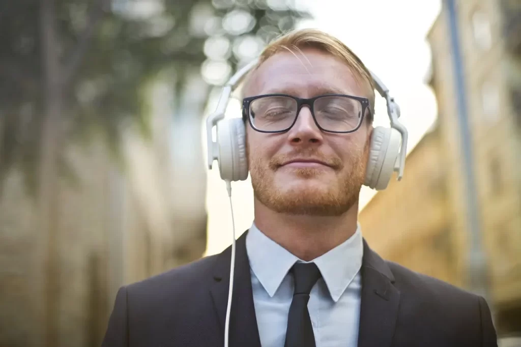 un homme écoutant de la musique avec un casque
