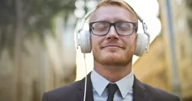 un homme écoutant de la musique avec un casque