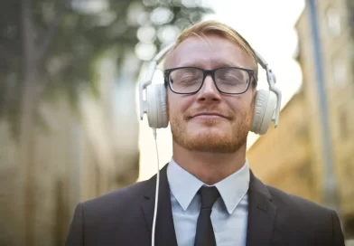 un homme écoutant de la musique avec un casque