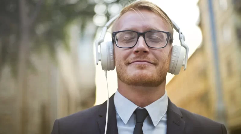 un homme écoutant de la musique avec un casque