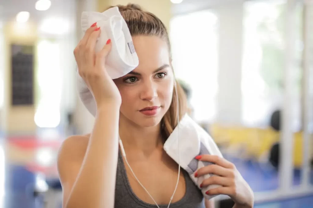 une femme écoutant de la musique en faisant du sport