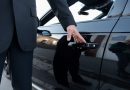 un chauffeur vtc ouvrant sa portière