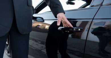 un chauffeur vtc ouvrant sa portière
