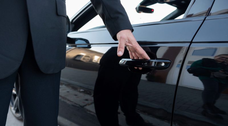 un chauffeur vtc ouvrant sa portière