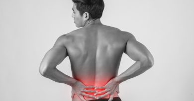 un homme ayantdes tensions musculaires lombaires