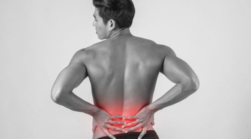 un homme ayantdes tensions musculaires lombaires