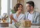 découvrez notre tableau des noces de mariage, qui vous présente chaque année célébrée avec un nom spécifique et sa signification. plongez dans l'univers des traditions nuptiales pour célébrer votre amour avec un aperçu des différentes noces, des noces de coton aux noces d'or.