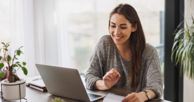 une femme travaillant en ligne