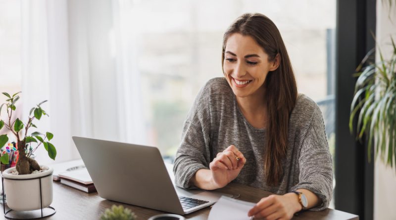 une femme travaillant en ligne