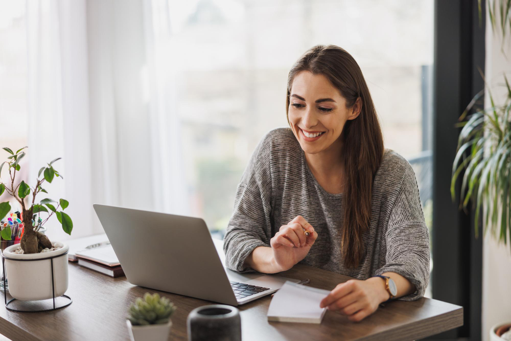 une femme travaillant en ligne