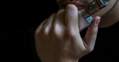 un homme tenant une ecigarette