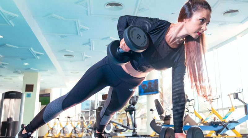 Femme en salle de sport