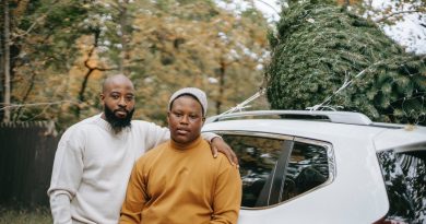 Deux hommes devant leur voiture