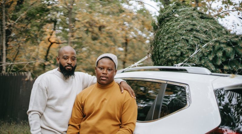 Deux hommes devant leur voiture