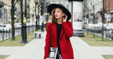 Une femme en robe longue et manteau rouge