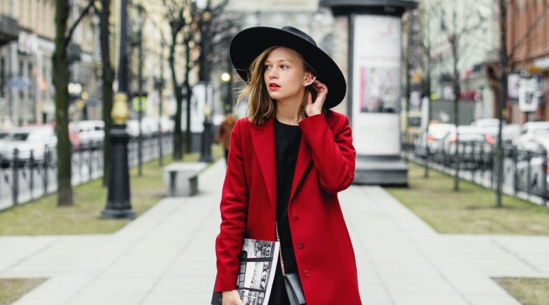 Une femme en robe longue et manteau rouge