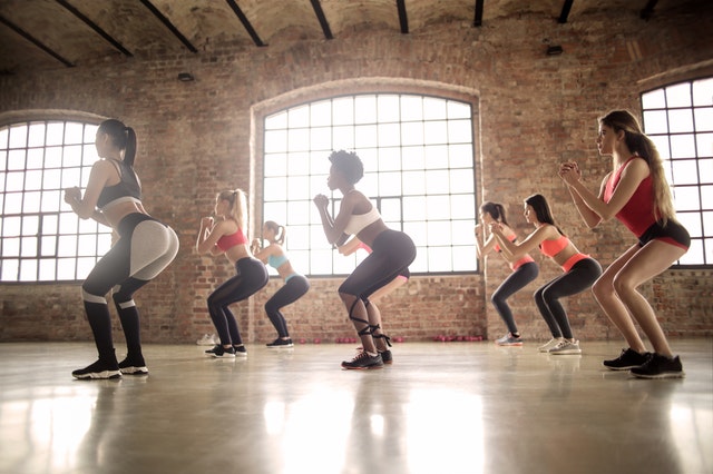 Groupe de femme faisant de l'exercice