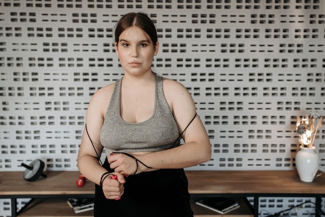 Une femme tenant un corde à sauter