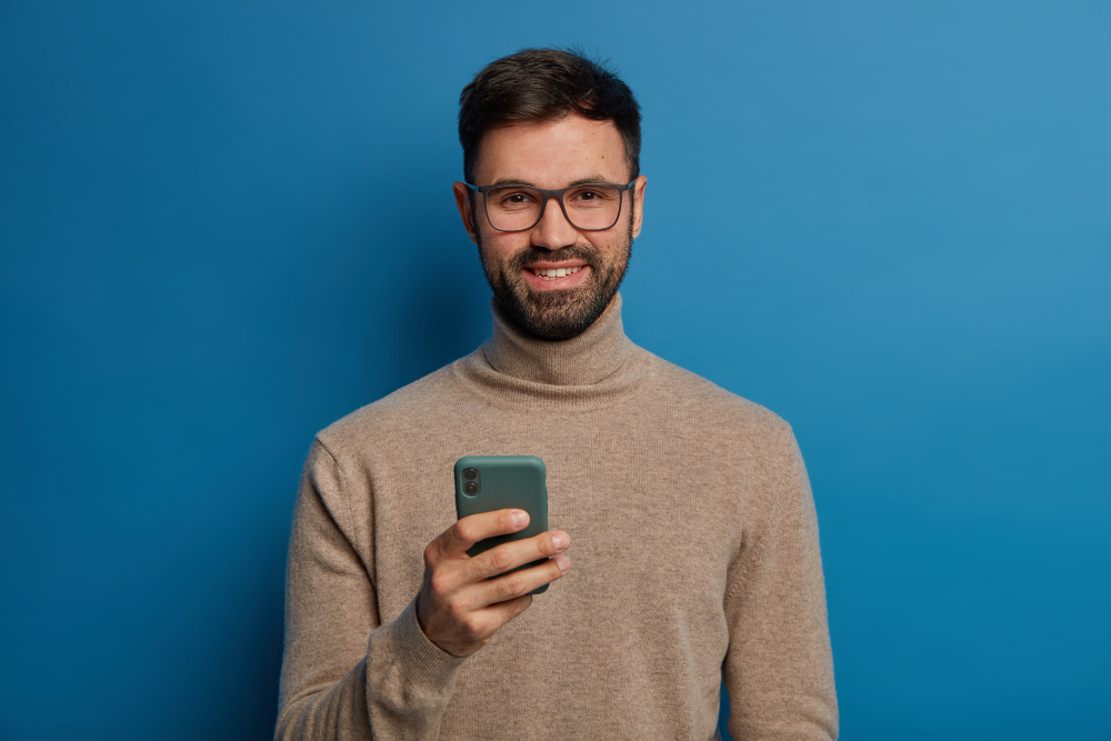 Homme sur son téléphone