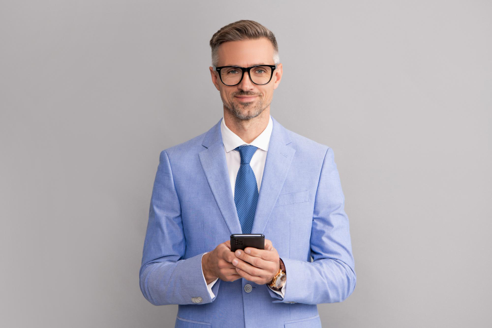 homme d'affaire avec son téléphone