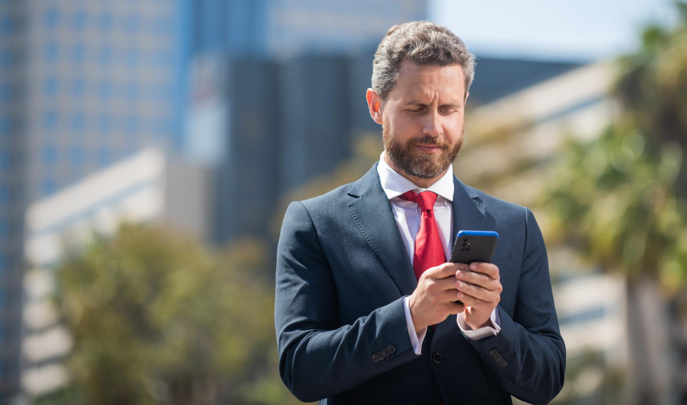 homme d'affaire avec son téléphone