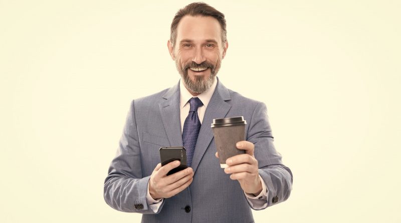 homme d'affaire avec son téléphone