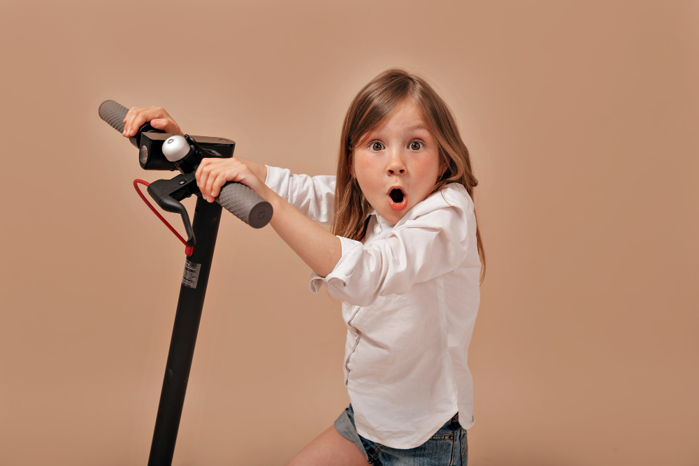 jeune fille trottinette