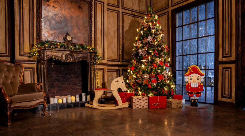 sapin de noël en bois dans un salon