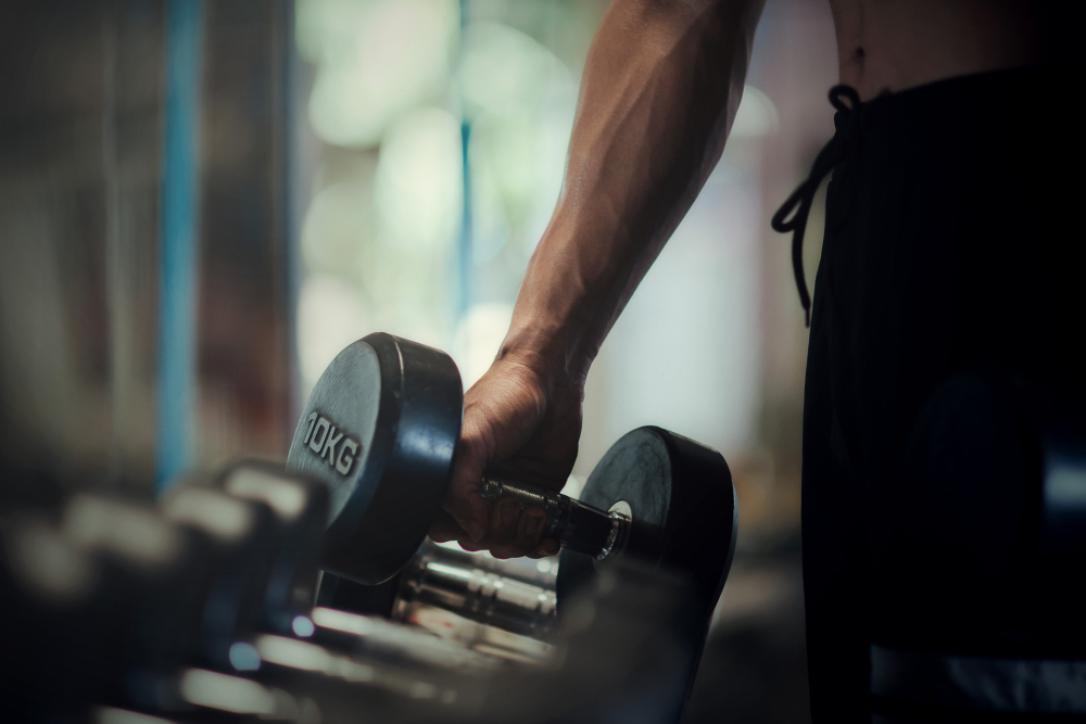 homme qui prend un poids de fitness