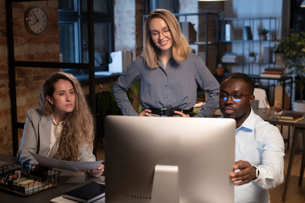 trois professionnels devant un ordinateur