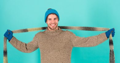 homme avec un pull en cachemire