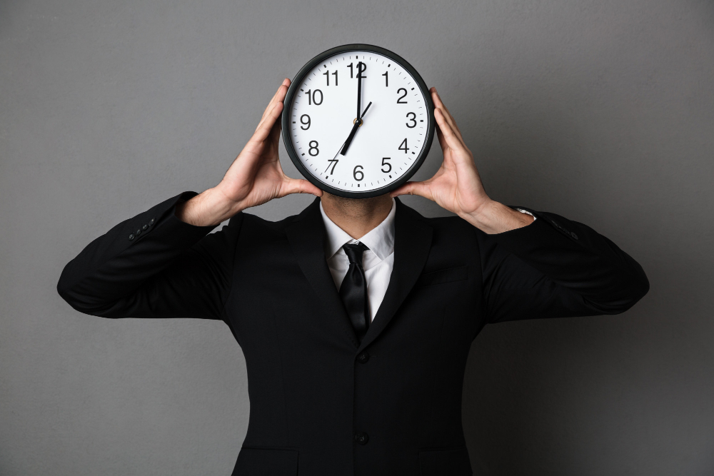 homme avec une horloge à la place de sa tête