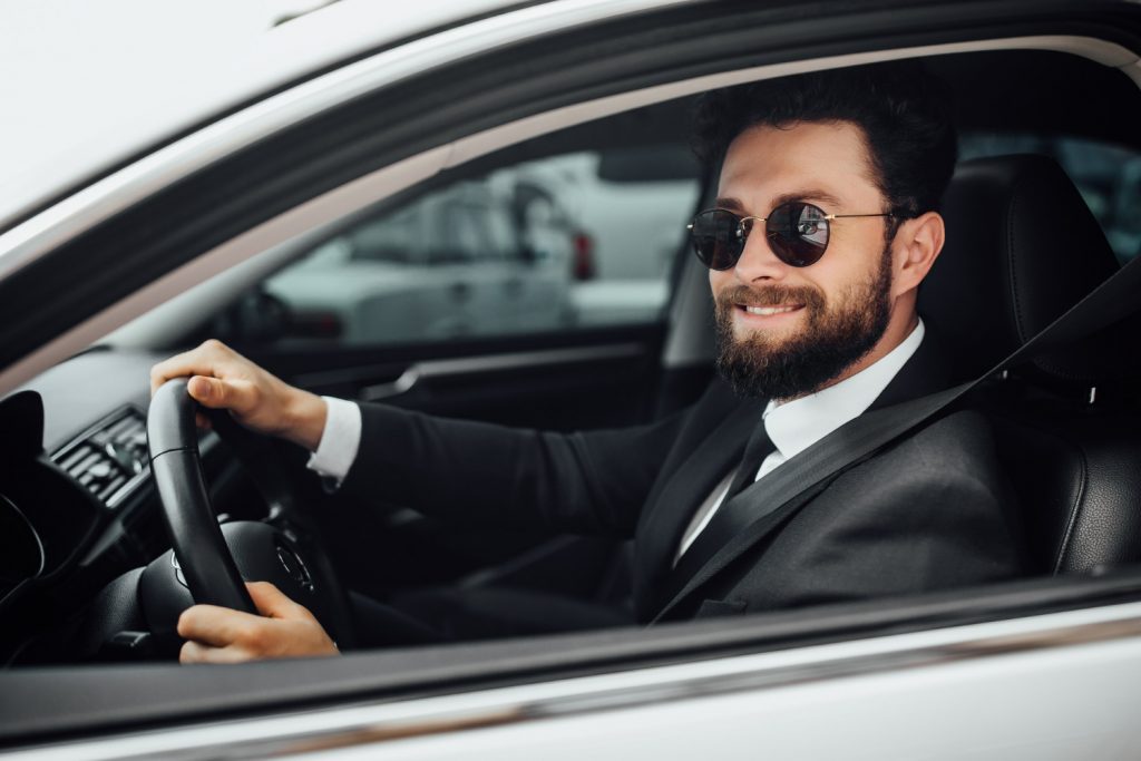 un conducteur de voiture avec des lunettes de soleil 