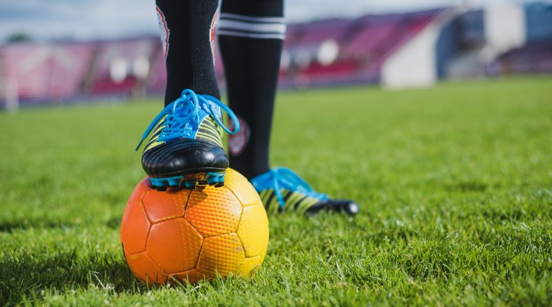 pied sur un ballon de football