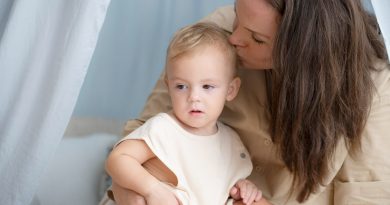 maman qui tient son fils en photo et lui embrasse la tete