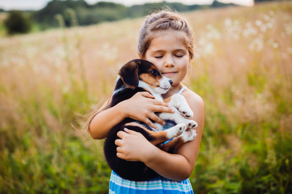 petite fille avec un chiot