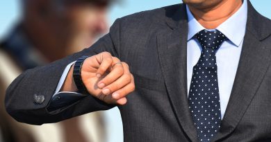 Homme regardant sa montre à son poignet