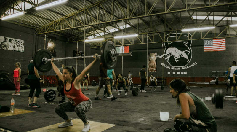 plusieurs personnes en train de faire des exercices de CrossFit