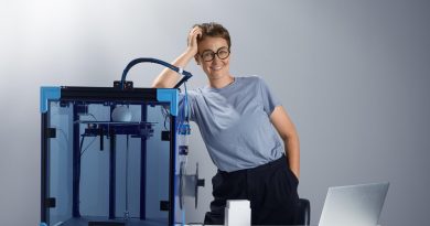 femme qui s'appui sur une imprimante 3D