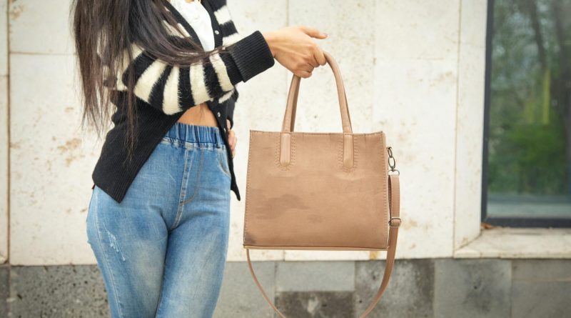 femme avec un sac