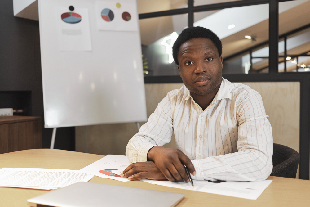 homme au travail dans un bureau