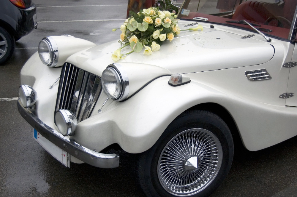 fleurs sur voiture de mariage