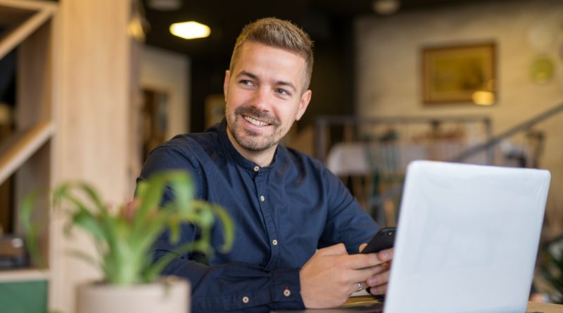 homme qui travail à domicile