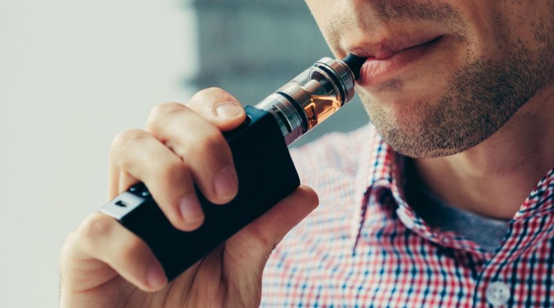 homme avec une cigarette électronique