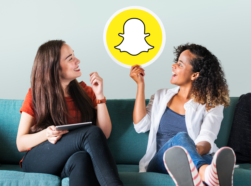 deux filles tenant l'icône snapchat