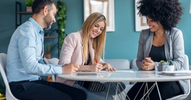 3 personnes discutant autour d'une table